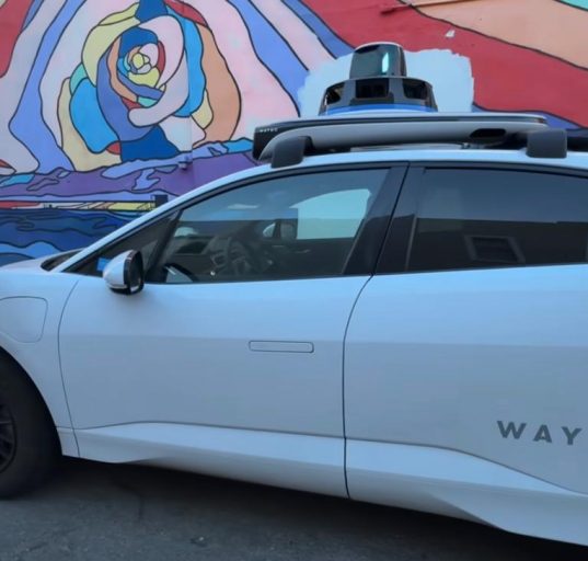 Especialistas em mobilidade urbana observam que o tráfego complexo, clima variável e grande fluxo turístico de Miami representará um teste real dessa tecnologia (Reprodução Youtube)