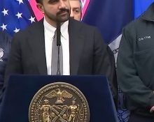 Zohran Mamdani é o primeiro prefeito muçulmano da história da cidade e tornou-se figura central em debates políticos polarizados no país. Após o ocorrido, ele condenou tanto o protesto quanto a violência registrada durante a manifestação