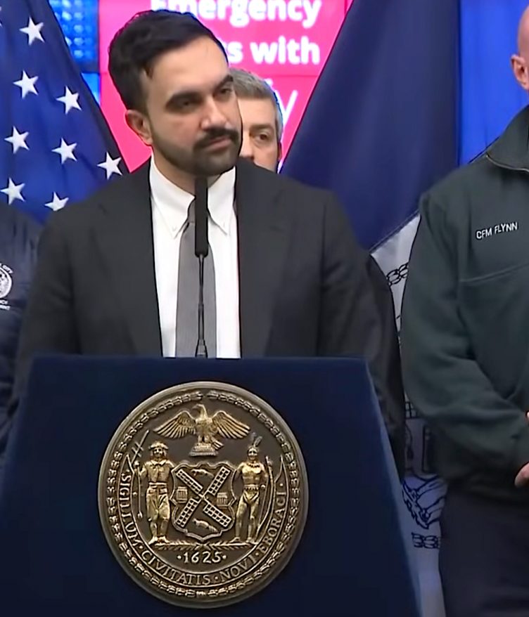 Zohran Mamdani é o primeiro prefeito muçulmano da história da cidade e tornou-se figura central em debates políticos polarizados no país. Após o ocorrido, ele condenou tanto o protesto quanto a violência registrada durante a manifestação