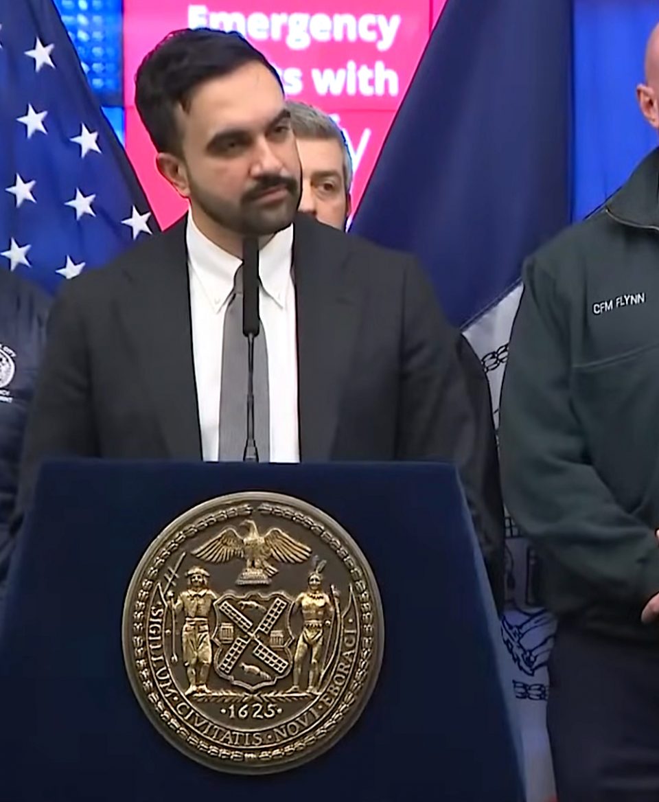 Zohran Mamdani é o primeiro prefeito muçulmano da história da cidade e tornou-se figura central em debates políticos polarizados no país. Após o ocorrido, ele condenou tanto o protesto quanto a violência registrada durante a manifestação