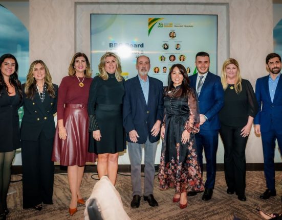Na foto, Aloysio Vasconcellos (ao centro), com Sabrina Torrella e Leonardo Resende à sua esquerda, e demais membros do Conselho Diretor do BBG (Foto: Guto Lordello)