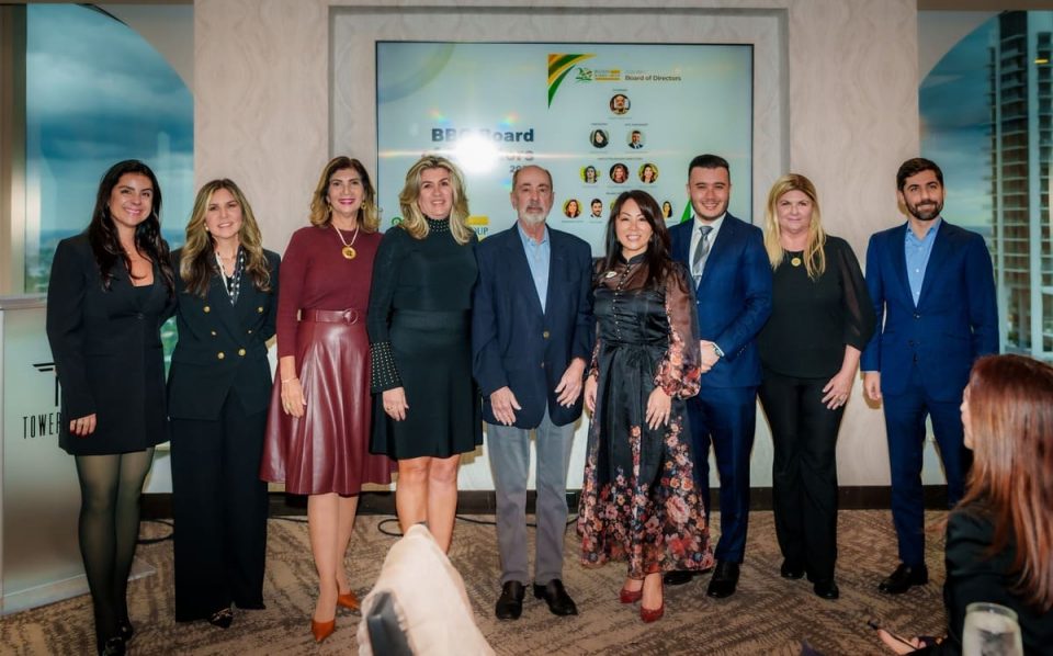 Na foto, Aloysio Vasconcellos (ao centro), com Sabrina Torrella e Leonardo Resende à sua esquerda, e demais membros do Conselho Diretor do BBG (Foto: Guto Lordello)