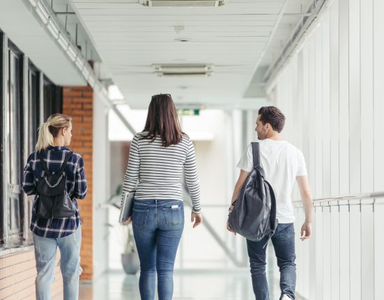 Especialistas em segurança escolar alertam que essa tecnologia precisa funcionar em conjunto com treinamento de pessoal, protocolos claros e políticas de prevenção (Foto: Freepik)