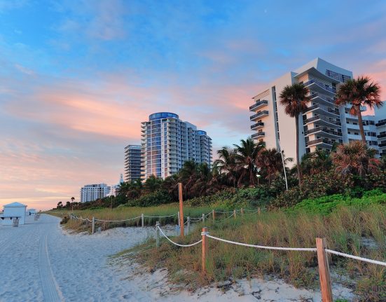 A medida reduz de forma significativa o imposto pago por proprietários, mas levanta preocupações sobre como os governos locais irão financiar serviços básicos à população (Foto: Freepik)