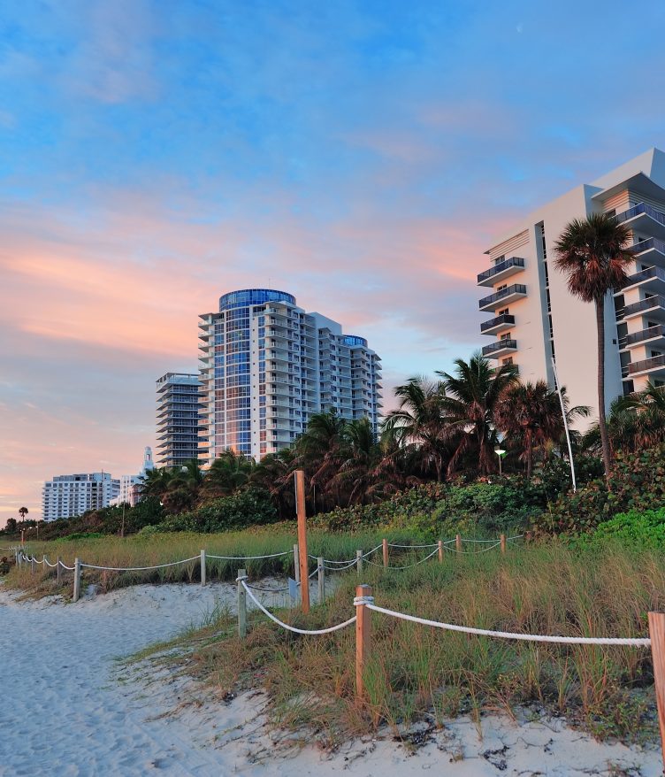 A medida reduz de forma significativa o imposto pago por proprietários, mas levanta preocupações sobre como os governos locais irão financiar serviços básicos à população (Foto: Freepik)