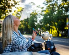 Críticos questionam se a ampliação das restrições para áreas ao ar livre não representaria uma interferência excessiva nas liberdades individuais (Foto: Freepik)