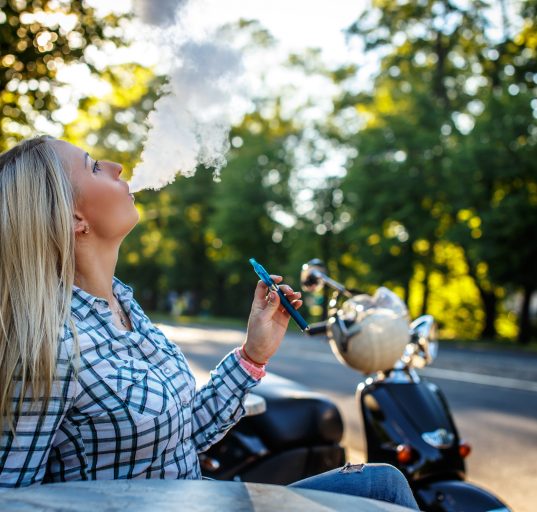 Críticos questionam se a ampliação das restrições para áreas ao ar livre não representaria uma interferência excessiva nas liberdades individuais (Foto: Freepik)