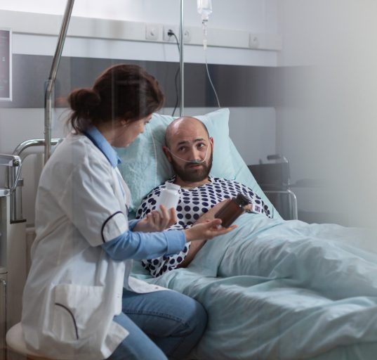 Pessoas que apresentarem sintomas compatíveis com infecção por salmonela devem procurar atendimento médico (Foto: Freepik)