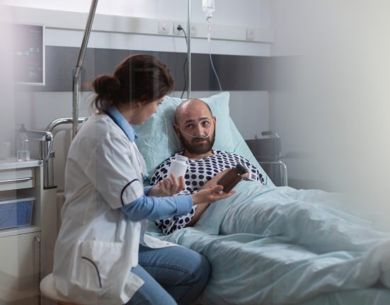 Pessoas que apresentarem sintomas compatíveis com infecção por salmonela devem procurar atendimento médico (Foto: Freepik)