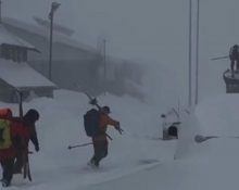 Regiões como Castle Peak têm histórico de incidentes naturais graves no inverno, devido às fortes tempestades e aos grandes volumes de neve (Foto: Reprodução TV)
