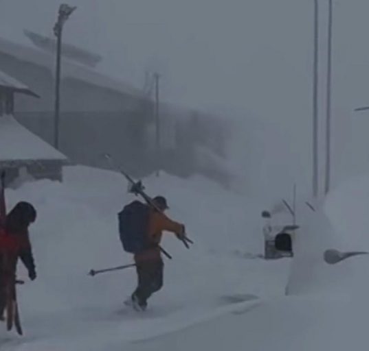 Regiões como Castle Peak têm histórico de incidentes naturais graves no inverno, devido às fortes tempestades e aos grandes volumes de neve (Foto: Reprodução TV)