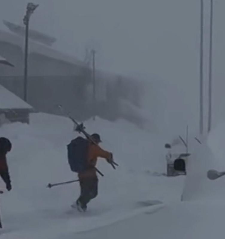 Regiões como Castle Peak têm histórico de incidentes naturais graves no inverno, devido às fortes tempestades e aos grandes volumes de neve (Foto: Reprodução TV)