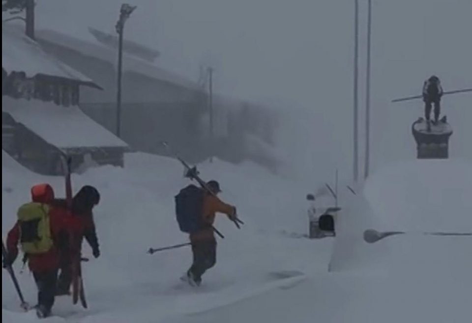 Regiões como Castle Peak têm histórico de incidentes naturais graves no inverno, devido às fortes tempestades e aos grandes volumes de neve (Foto: Reprodução TV)