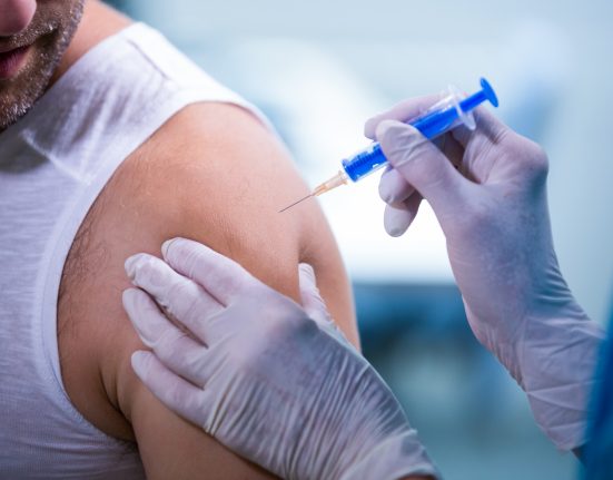 Autoridades de saúde reforçam que a vacina tríplice viral (MMR) continua sendo segura, eficaz e a principal ferramenta de prevenção. (Foto: Freepik)