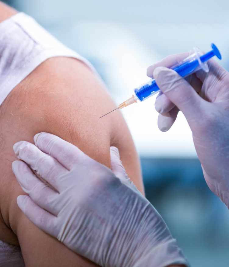 Autoridades de saúde reforçam que a vacina tríplice viral (MMR) continua sendo segura, eficaz e a principal ferramenta de prevenção. (Foto: Freepik)