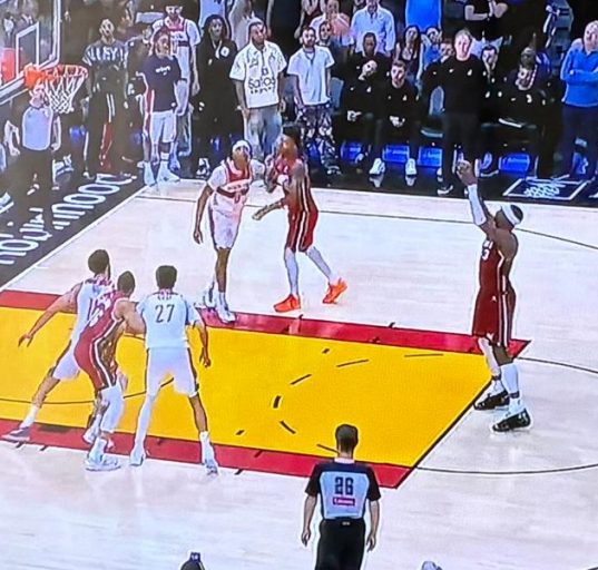 Pontuações acima de 80 pontos são raras na história da NBA, que existe desde 1946. A marca alcançada por Adebayo o colocou em uma lista restrita de desempenhos considerados lendários (Foto: Reprodução TV)