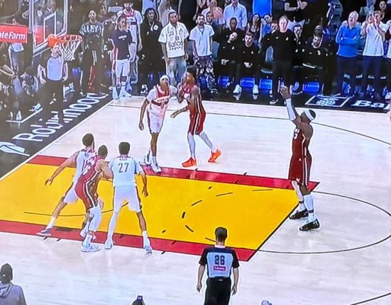 Pontuações acima de 80 pontos são raras na história da NBA, que existe desde 1946. A marca alcançada por Adebayo o colocou em uma lista restrita de desempenhos considerados lendários (Foto: Reprodução TV)