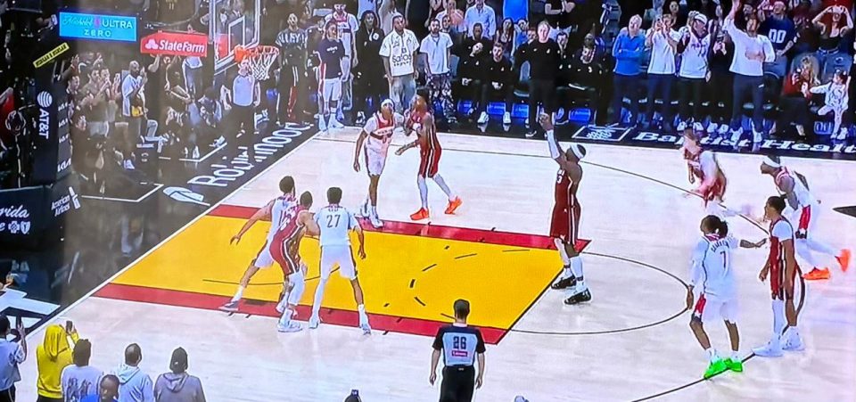 Pontuações acima de 80 pontos são raras na história da NBA, que existe desde 1946. A marca alcançada por Adebayo o colocou em uma lista restrita de desempenhos considerados lendários (Foto: Reprodução TV)