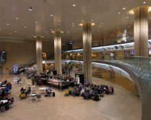 A interrupção das operações no Ben Gurion Airport gerou um efeito em cadeia na aviação global, afetando conexões entre Europa, Ásia e Américas. (Foto Ralf Roletschek/Wikimedia)