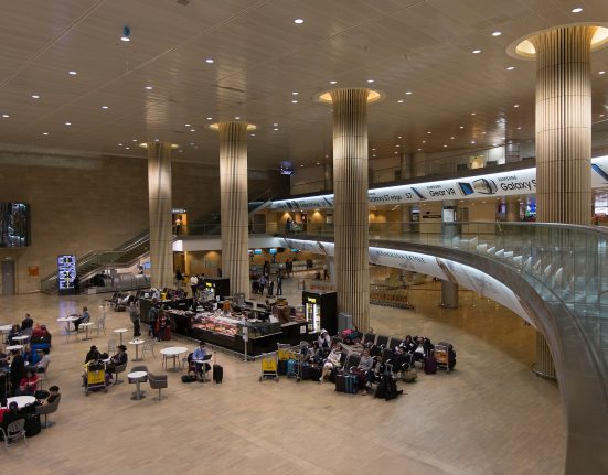 A interrupção das operações no Ben Gurion Airport gerou um efeito em cadeia na aviação global, afetando conexões entre Europa, Ásia e Américas. (Foto Ralf Roletschek/Wikimedia)