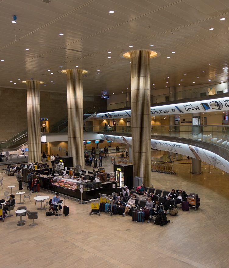 A interrupção das operações no Ben Gurion Airport gerou um efeito em cadeia na aviação global, afetando conexões entre Europa, Ásia e Américas. (Foto Ralf Roletschek/Wikimedia)