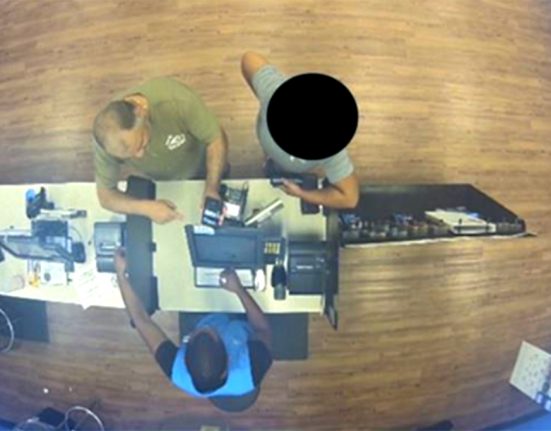 Alves e um cúmplice supostamente foram vistos em imagens de câmeras de segurança do Walmart realizando uma transferência de dinheiro para um cidadão brasileiro que foi detido ao entrar ilegalmente nos Estados Unidos (Foto: ICE.GOV)