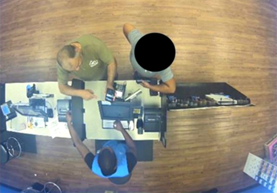 Alves e um cúmplice supostamente foram vistos em imagens de câmeras de segurança do Walmart realizando uma transferência de dinheiro para um cidadão brasileiro que foi detido ao entrar ilegalmente nos Estados Unidos (Foto: ICE.GOV)