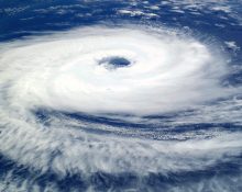 A localização geográfica do estado — exposto tanto ao Atlântico quanto ao Golfo do México — o coloca na rota potencial de tempestades, mesmo em temporadas consideradas menos ativas (Foto: Astronaut photograph ISS008-E-19646/Wikimedia)