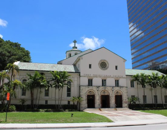Se for sancionada pelo governador Ron DeSantis, a medida poderá entrar em vigor em 1º de julho de 2026 (Foto: Phillip Pessar/Wikimedia Commons)