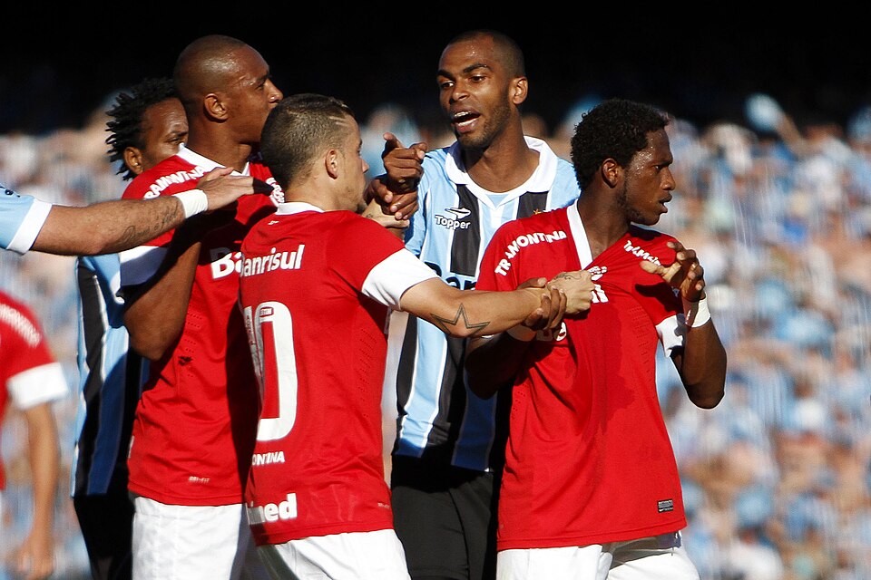 As intensidade sempre foi a marca registrada do Gre-Nal, como esse em 2012. Este ano, na final do Gauchão, não será diferente (Foto: Guilherme Testa/Wikimedia)