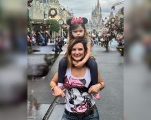 Júlia era encantada pelo universo mágico dos parques de Orlando e os visitava com frequência na companhia da filha (Foto: acervo pessoal)