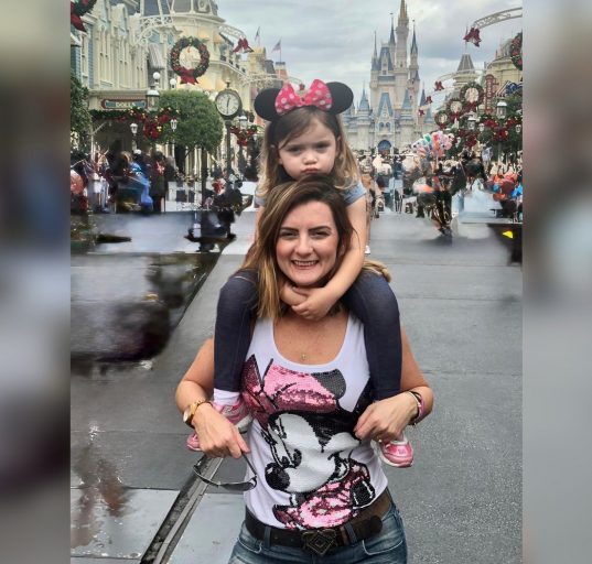 Júlia era encantada pelo universo mágico dos parques de Orlando e os visitava com frequência na companhia da filha (Foto: acervo pessoal)