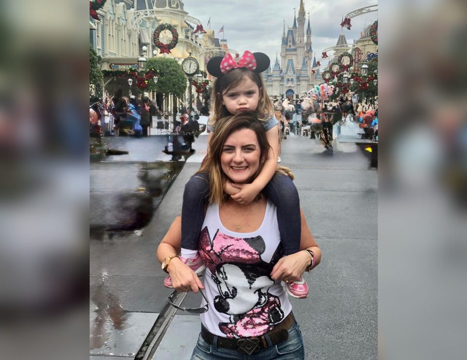 Júlia era encantada pelo universo mágico dos parques de Orlando e os visitava com frequência na companhia da filha (Foto: acervo pessoal)