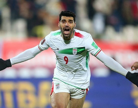 Mehdi Taremi é o craque da Seleção do Irã e participaria de sua terceira Copa do Mundo em 2026 (Foto: Meghdad Madadi/Wikimedia)