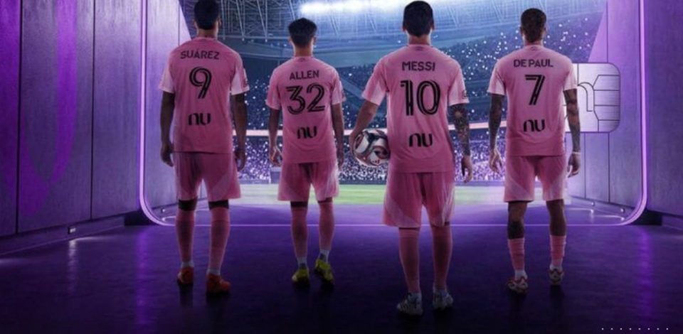 A partir de agosto, a marca do banco digital estará estampada nas costas da camisa do Inter Miami, ampliando a exposição da empresa (Foto: Reprodução redes sociais)
