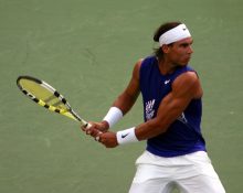 A presença do nome de Rafael Nadal — um dos maiores tenistas da história — contribui para ampliar o alcance da modalidade e acelerar sua difusão em novos mercados (Foto: Pahcal123/Wikimedia)