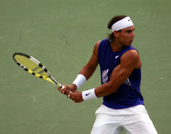 A presença do nome de Rafael Nadal — um dos maiores tenistas da história — contribui para ampliar o alcance da modalidade e acelerar sua difusão em novos mercados (Foto: Pahcal123/Wikimedia)