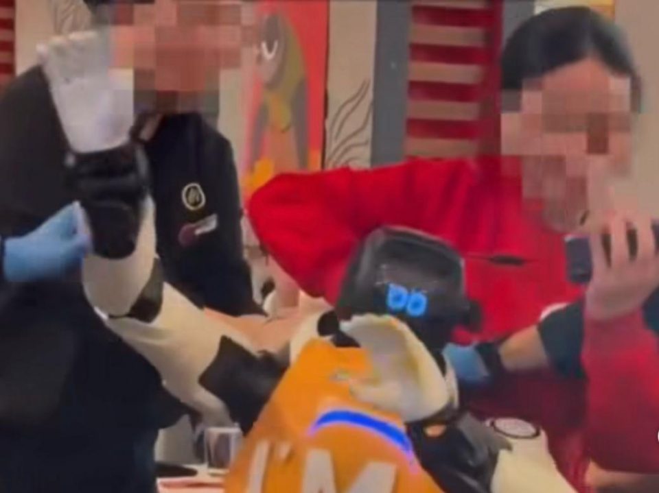 O incidente reforça preocupações sobre a necessidade de normas mais claras para a operação de robôs em ambientes comerciais (Reprodução redes sociais)