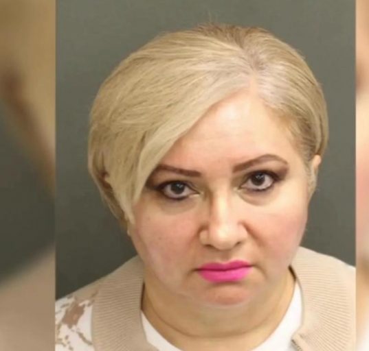 Verbênia Sousa foi detida e permanece sob custódia a pedido do ICE, o que indica que sua situação imigratória também está sendo avaliada, procedimento comum em ocorrências que envolvem estrangeiros (Foto: Reprodução redes sociais)