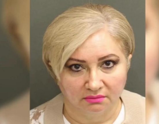 Verbênia Sousa foi detida e permanece sob custódia a pedido do ICE, o que indica que sua situação imigratória também está sendo avaliada, procedimento comum em ocorrências que envolvem estrangeiros (Foto: Reprodução redes sociais)