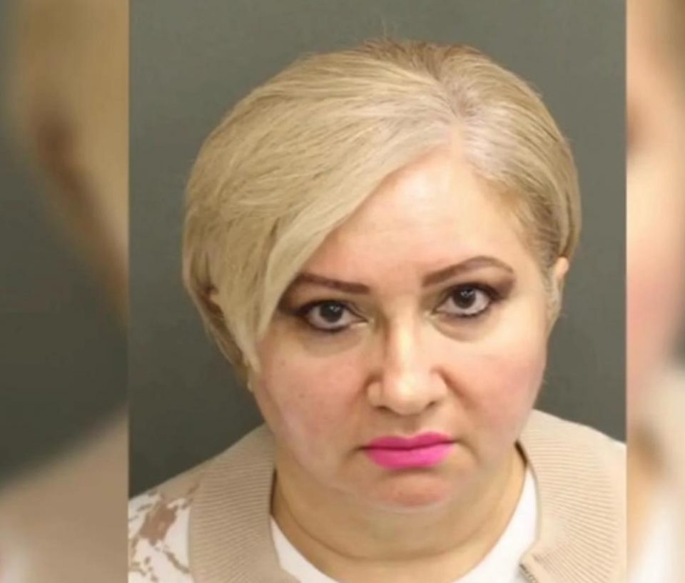 Verbênia Sousa foi detida e permanece sob custódia a pedido do ICE, o que indica que sua situação imigratória também está sendo avaliada, procedimento comum em ocorrências que envolvem estrangeiros (Foto: Reprodução redes sociais)