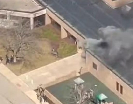 Apesar da gravidade da ofensiva, estudantes e funcionários do centro educacional que funciona dentro do complexo da sinagoga não ficaram feridos (Foto: Reprodução redes sociais)