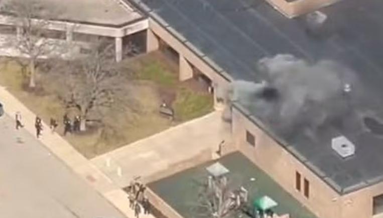 Apesar da gravidade da ofensiva, estudantes e funcionários do centro educacional que funciona dentro do complexo da sinagoga não ficaram feridos (Foto: Reprodução redes sociais)