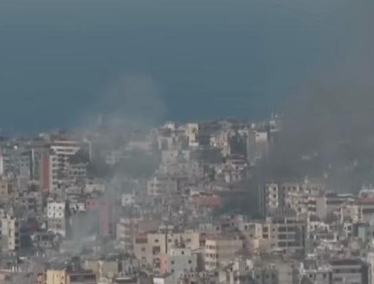 A embaixada americana em Riad, na Arábia Saudita, foi atingida por dois drones na terça-feira (3). Segundo informações divulgadas, o local estava vazio, e não há indícios de mortos ou feridos (Foto: Reprodução TV)