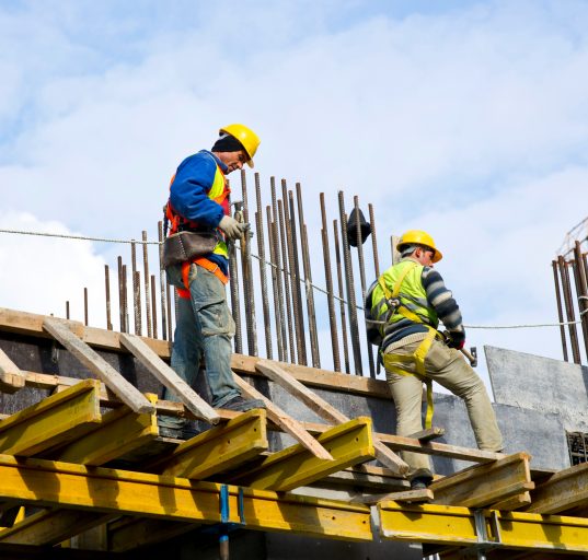 A expectativa das autoridades é que a iniciativa ajude a reduzir a escassez de trabalhadores, acelerar obras e fortalecer a economia local (Foto: Freepik)