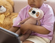 O suspeito foi colocado em licença administrativa enquanto o caso é apurado. Se condenado responderá por crimes relacionados à produção ou distribuição de material de exploração sexual infantil (Foto: Freepik)