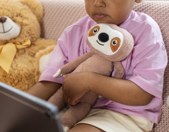 O suspeito foi colocado em licença administrativa enquanto o caso é apurado. Se condenado responderá por crimes relacionados à produção ou distribuição de material de exploração sexual infantil (Foto: Freepik)