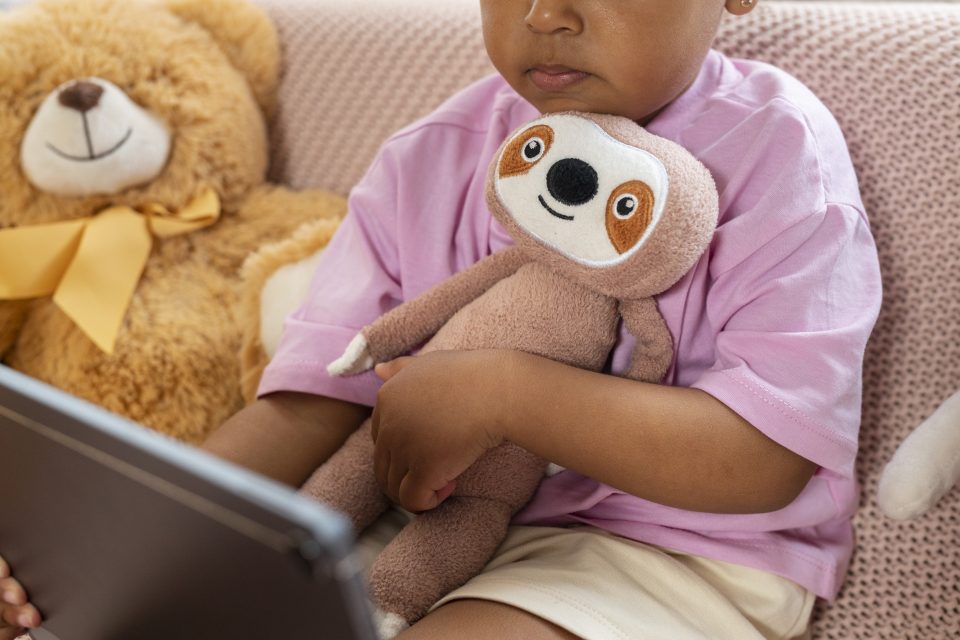 O suspeito foi colocado em licença administrativa enquanto o caso é apurado. Se condenado responderá por crimes relacionados à produção ou distribuição de material de exploração sexual infantil (Foto: Freepik)