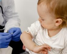 Em ambientes urbanos com grande circulação de pessoas, a tendência é de rápida expansão, principalmente se persistirem lacunas na cobertura vacinal (Foto: Freepik)