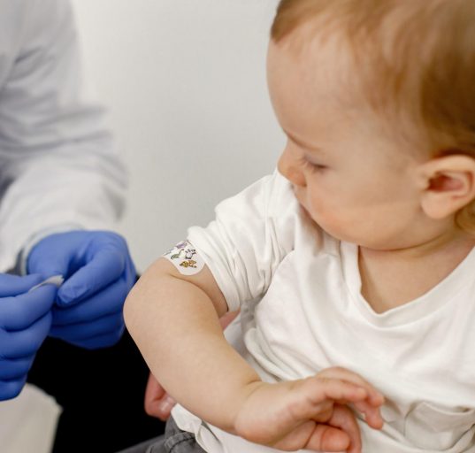 Em ambientes urbanos com grande circulação de pessoas, a tendência é de rápida expansão, principalmente se persistirem lacunas na cobertura vacinal (Foto: Freepik)